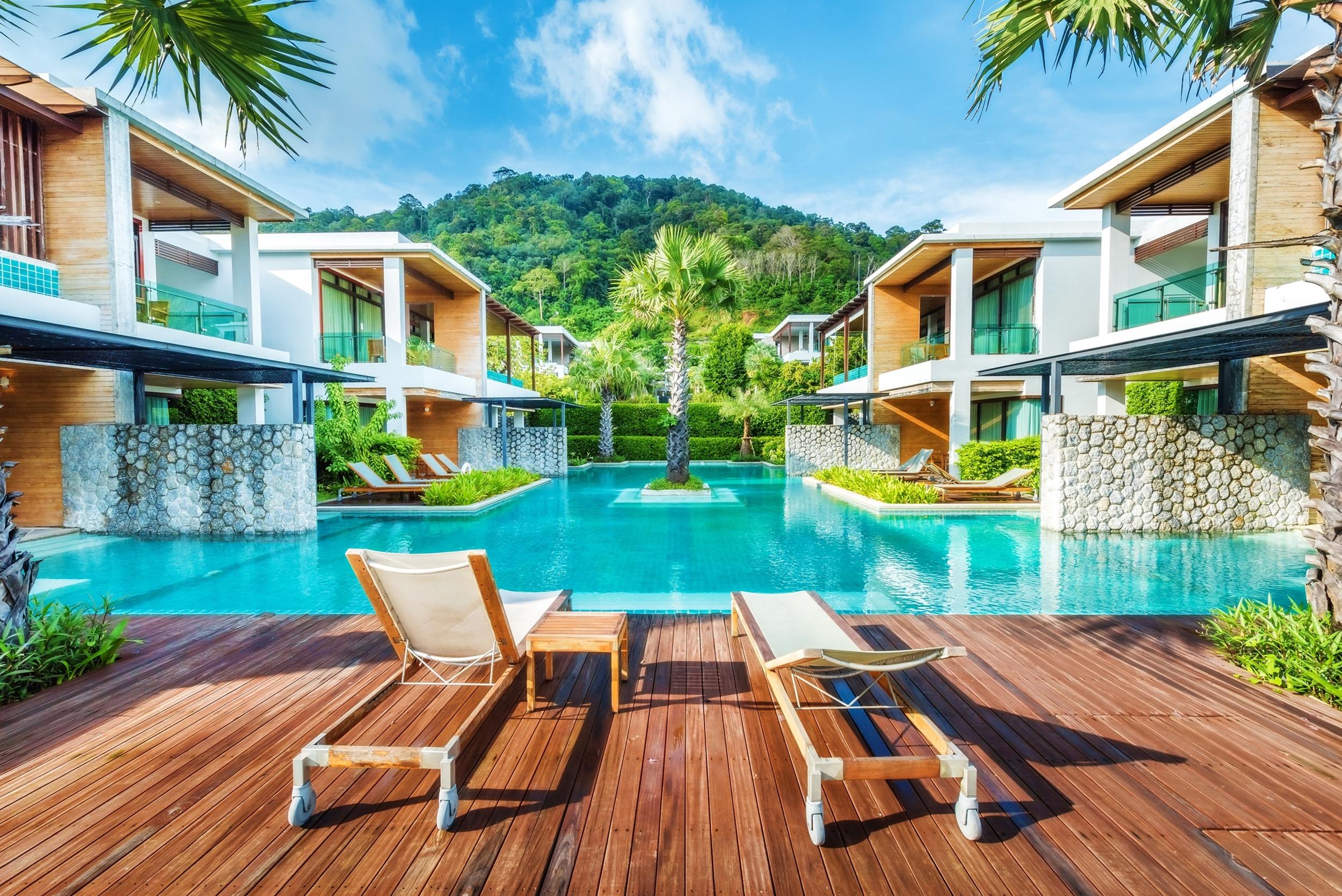 Wyndham Sea Pearl Resort, Phuket Patong Exterior foto The swimming pool at the resort