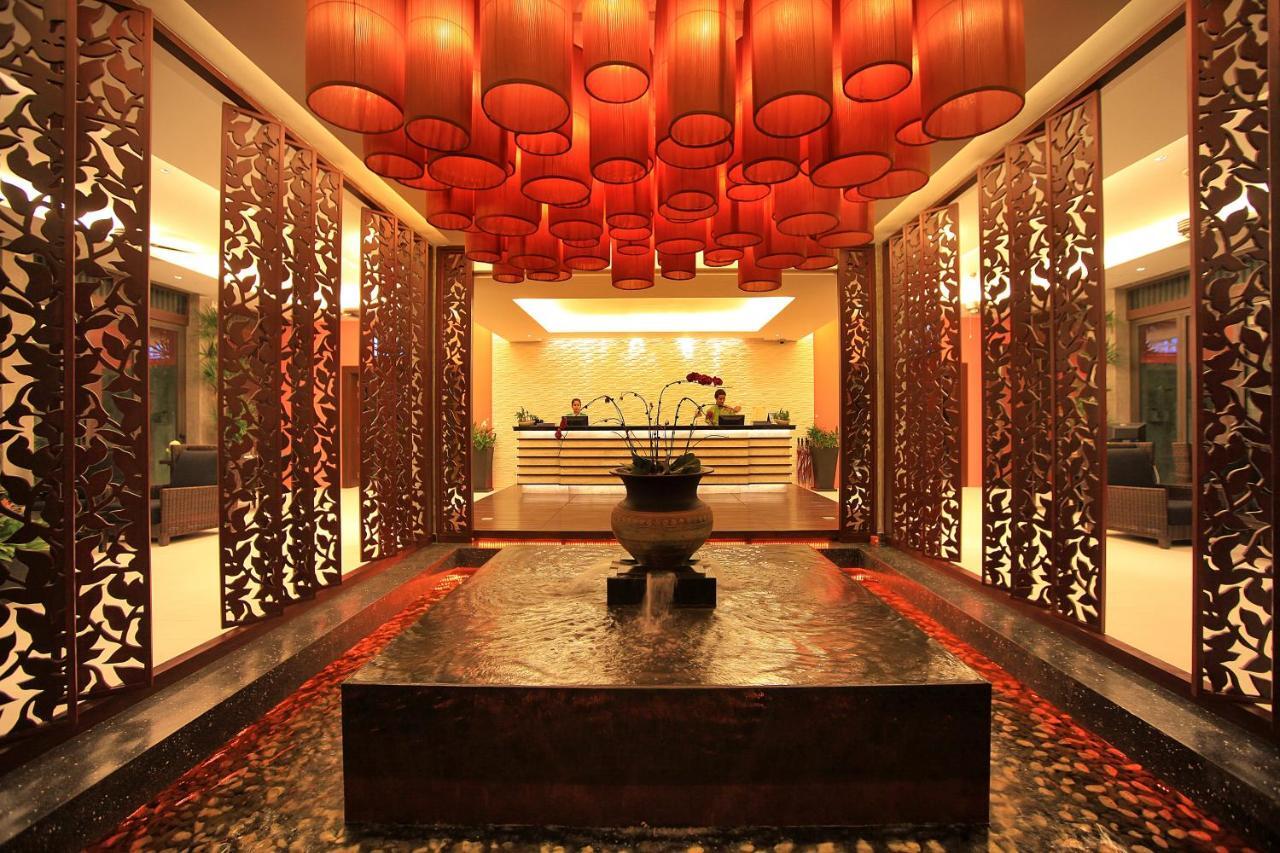 Wyndham Sea Pearl Resort, Phuket Patong Exterior foto The lobby of the hotel