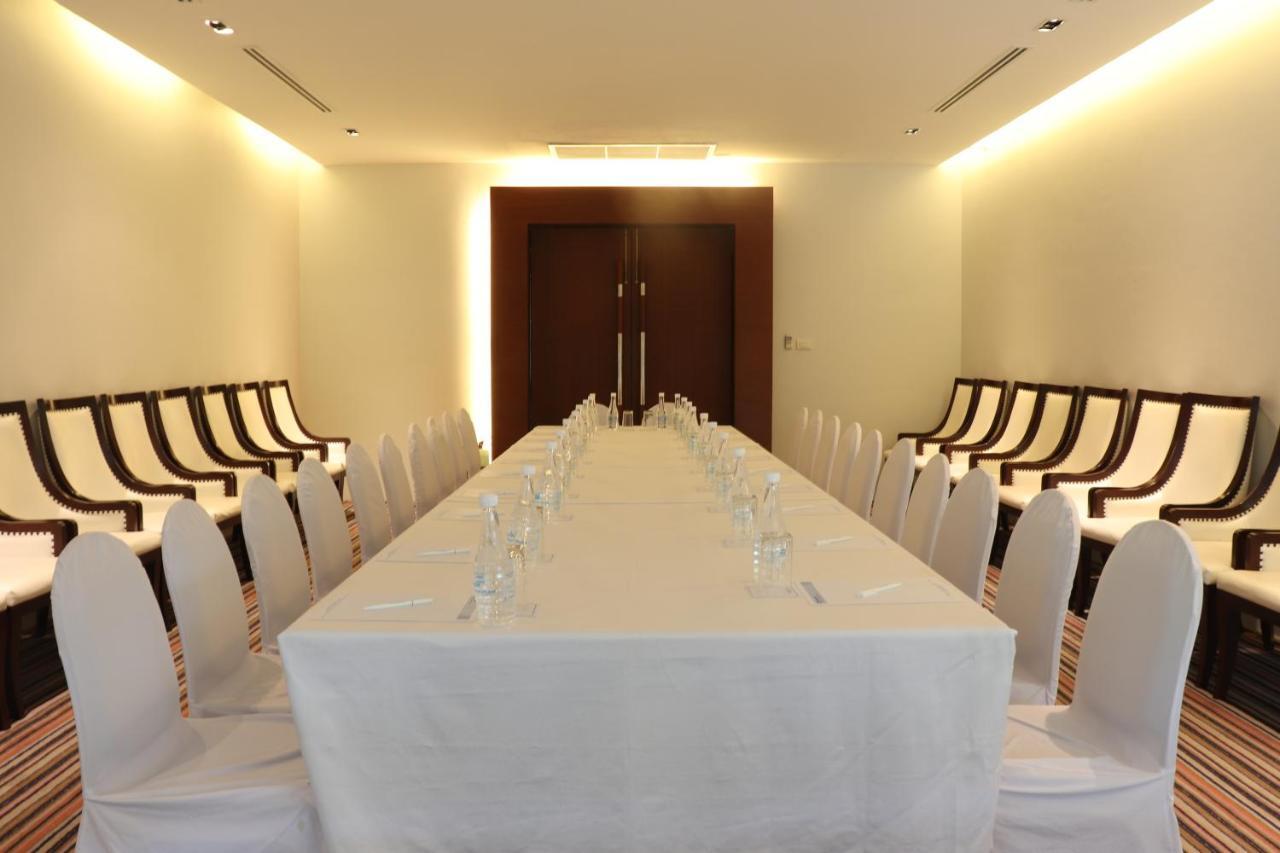 Wyndham Sea Pearl Resort, Phuket Patong Exterior foto A meeting room at a hotel